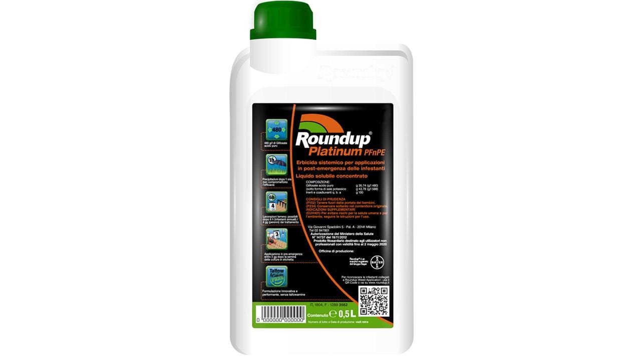 A 0.5L bottle of Roundup Platinum with a green cap, featuring instructions and images on the back label.