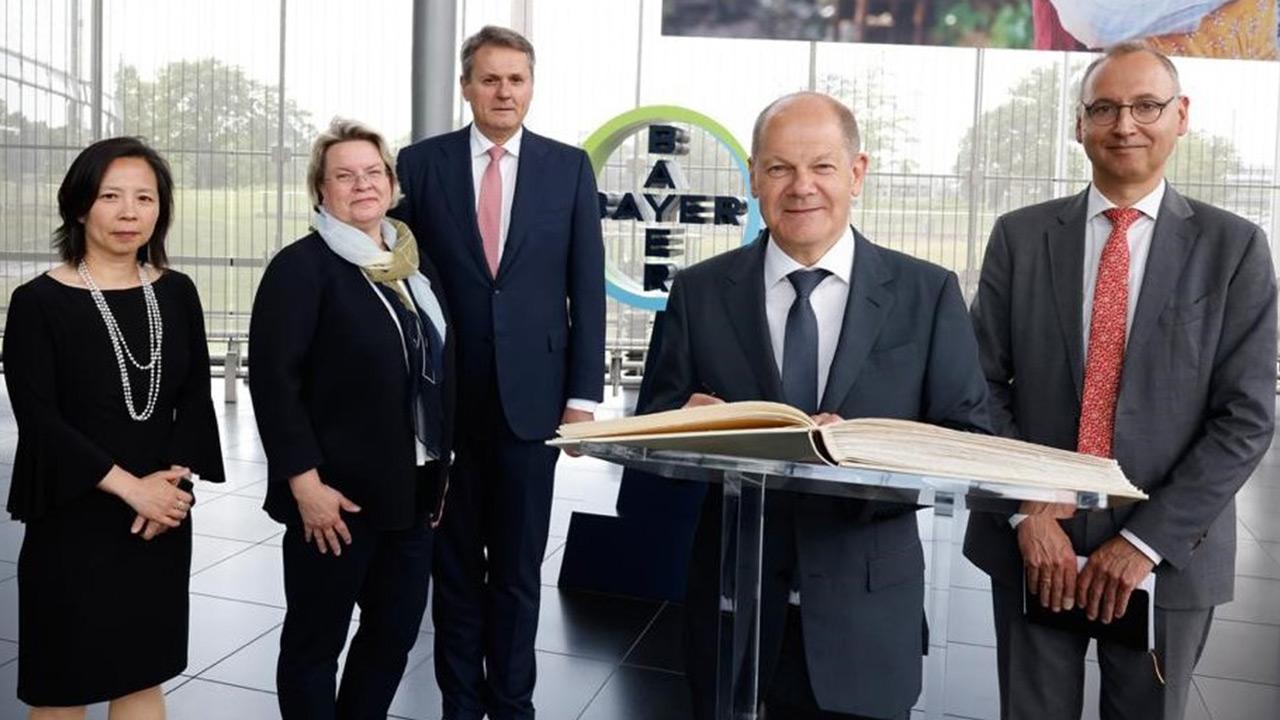 German Chancellor Scholz at HQ Leverkusen