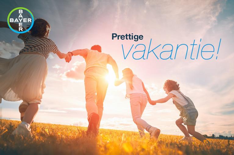 Four people holding hands and running in a field at sunset. Text reads "Prettige vakantie!" and features the Bayer logo.