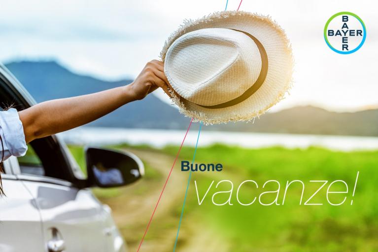 A hand holding a hat extends out of a car window. The text reads "Buone vacanze!" with the Bayer logo in the corner.