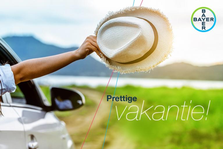A hand extends from a car, holding a hat against a scenic landscape. The text "Prettige vakantie!" is visible.