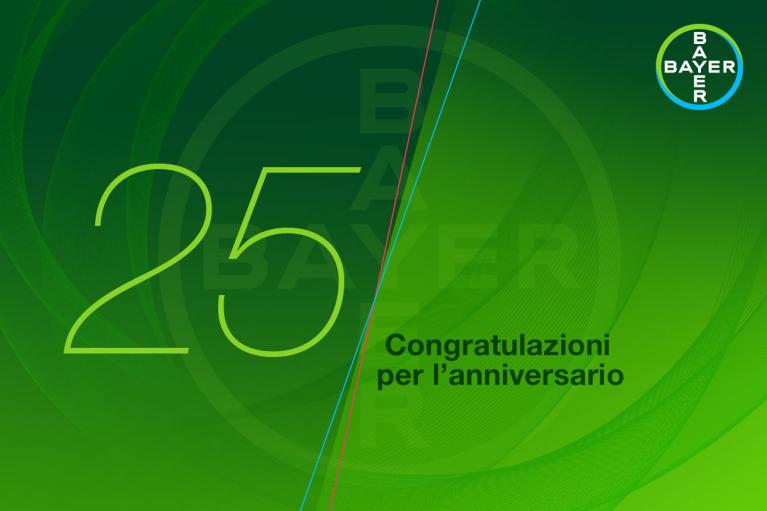 Green background with the number 25 and text "Congratulazioni per l'anniversario." Bayer logo in the top right corner.