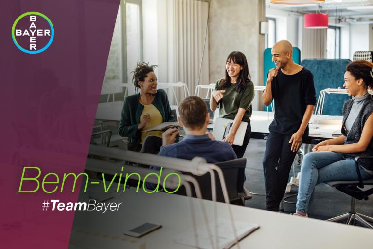 A diverse group of people having a discussion in a modern office setting with the text "Bem-vindo #TeamBayer" on a purple overlay.