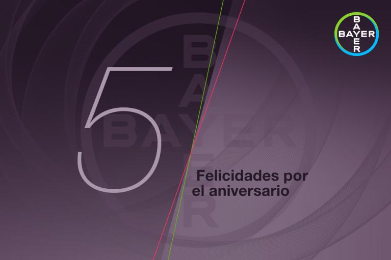 A graphic with the number 5, "Felicidades por el aniversario," and the Bayer logo on a purple background.