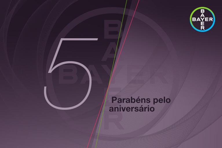 Graphic with large number 5 and text "Parabéns pelo aniversário" on a purple background, featuring the Bayer logo in the top right corner.