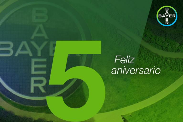 Green and white Bayer logo with the number 5 and the text "Feliz aniversario" on a green background.