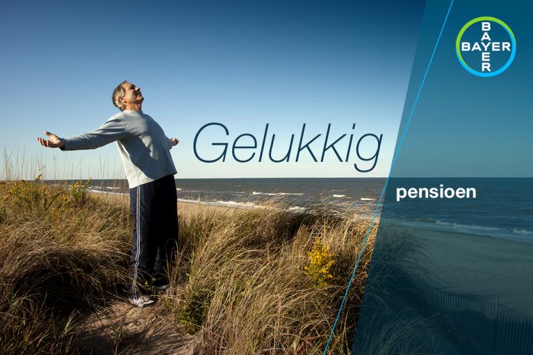 A person stands with arms outstretched on a grassy dune by the sea, with the words "Gelukkig pensioen" and a Bayer logo on the right.