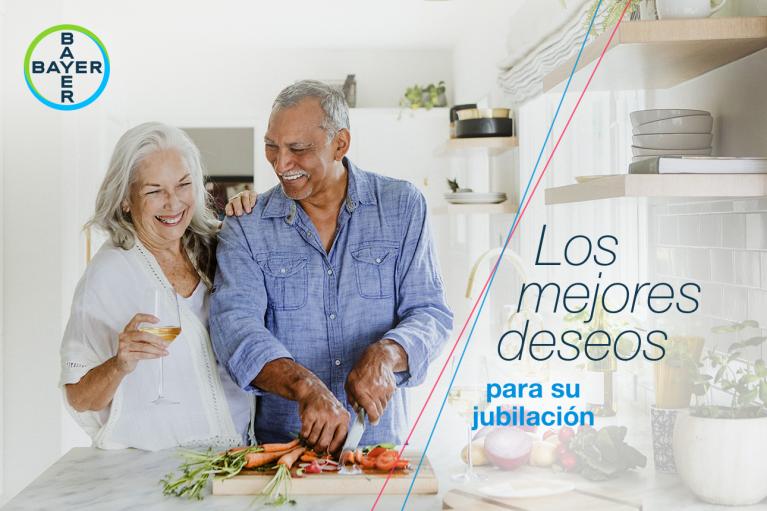 An elderly couple smiles and prepares vegetables in a kitchen. Text reads: "Los mejores deseos para su jubilación" with a Bayer logo in the corner.