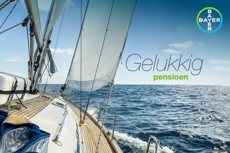 Sailboat on the ocean with a blue sky. The text reads "Gelukkig pensioen" with the Bayer logo in the corner.