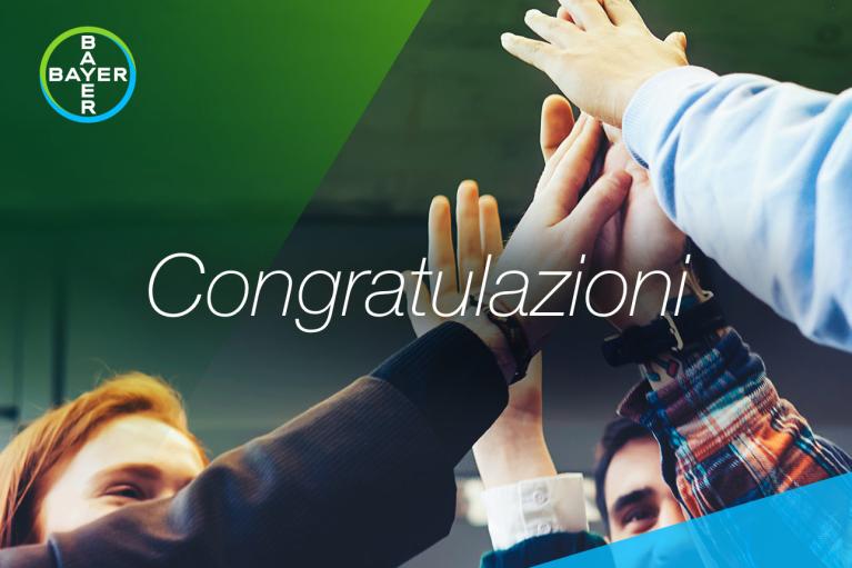 Group with raised hands touching and the word "Congratulazioni"