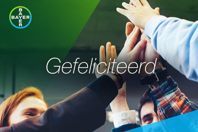 Group with raised hands touching and the word "Gefeliciteerd"
