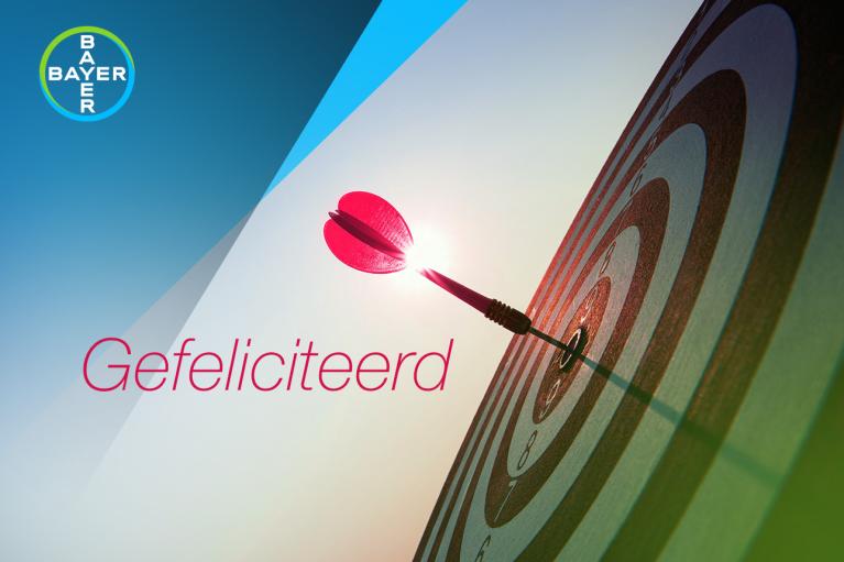Target with a dart in the center and the word "Gefeliciteerd"