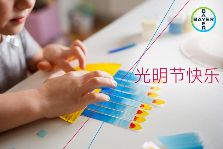 光明节快乐, Child paints Hanukkah candlesticks