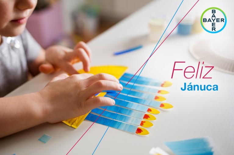 Feliz Jánuca, Child paints Hanukkah candlesticks