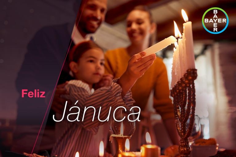 Feliz Jánuca, Family looks at Hanukkah candlesticks