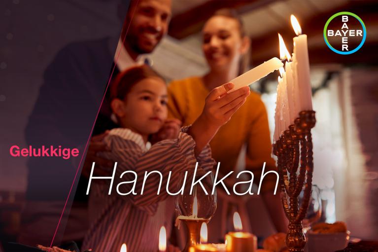 Gelukkige Hanukkah, Family looks at Hanukkah candlesticks