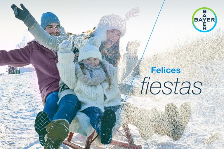 Felices fiestas, Father, mother and child on a sled in the snow