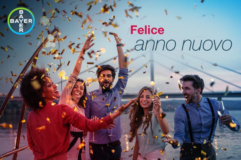 Felice anno nuovo, Group of people throwing confetti in front of bridge