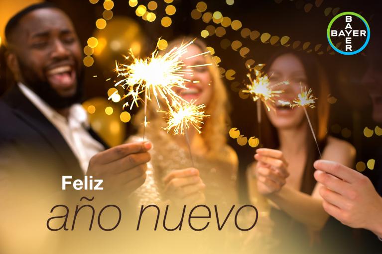 Feliz año nuevo, 3 people burn sparklers