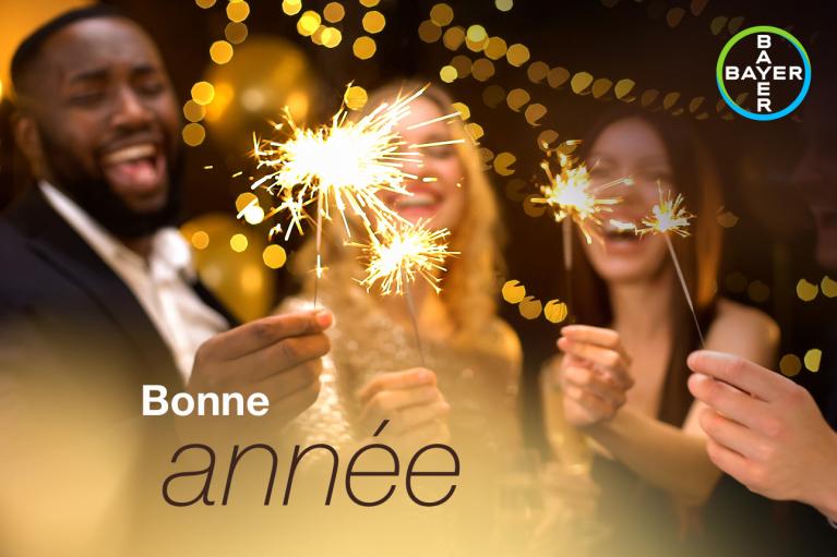 Bonne année, 3 people burn sparklers