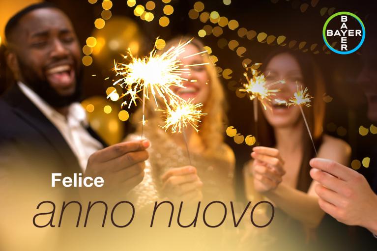 Felice anno nuovo, 3 people burn sparklers