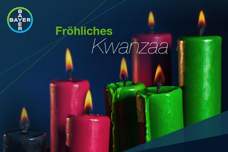 Fröhliches Kwanzaa, 1 black, 3 green and 3 red burning candles