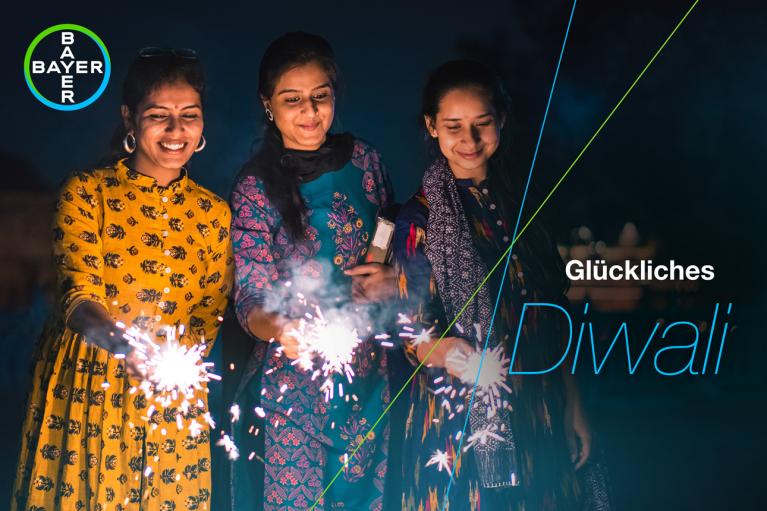 Glückliches Diwali, Three women with sparklers