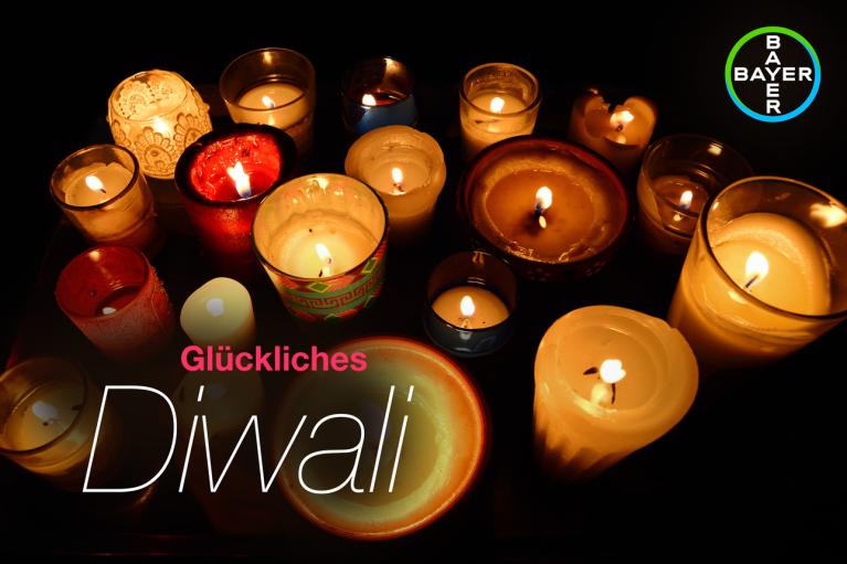 Glückliches Diwali, burning candles in colorful glasses